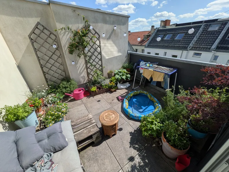 Helle und private 3,5-Zimmer-DG-Wohnung mit großem Balkon — photo 1